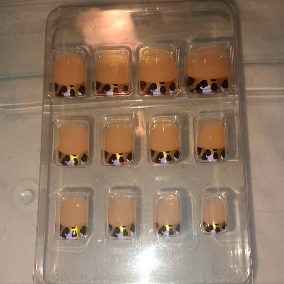 12 piece gold/black/purple leopard print design fingernail kit - Picture 2 of 3